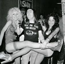 Dave Hill z mlodymi dziewczynami